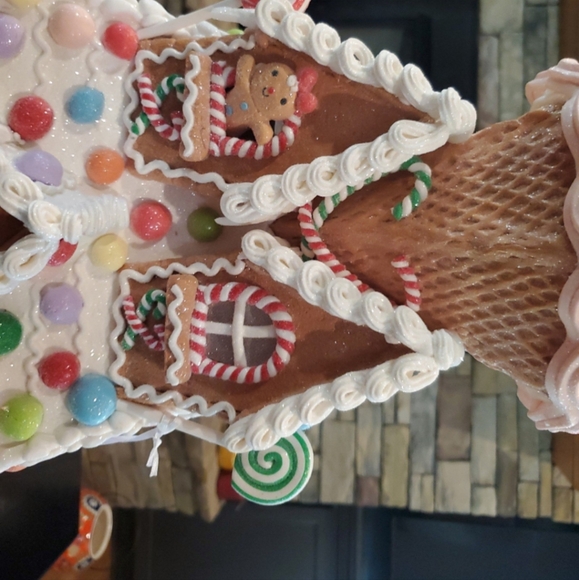 Whimsical Ice Cream Gingerbread House-NWT - Picture 9 of 13